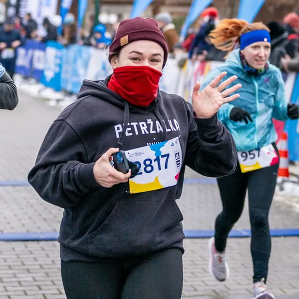Mávajúca bežkyňa s číslom 2817 na trati ČSOB zimnej série