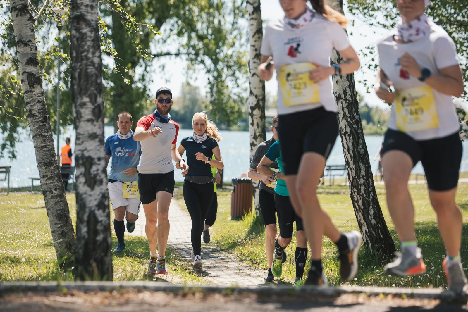 Bežci na stromami lemovanej trati Wings for Life App Runu 2021.